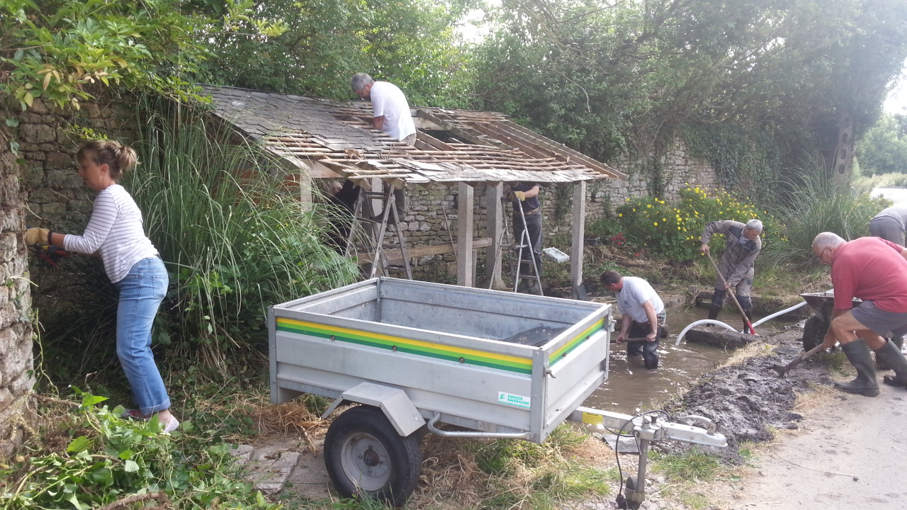 28 06 2014 - nettoyage du lavoir rue d'Ozeville